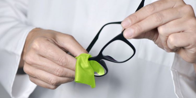6 خطوات لتنظيف نظارتك الطبية في زمن كورونا