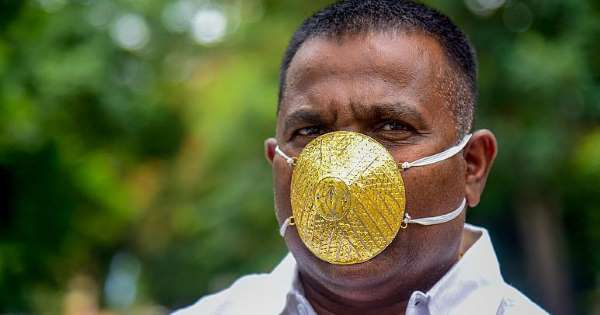 صور.. رجل أعمال هندي يرتدي كمامة ذهبية للوقاية من "كورونا"
