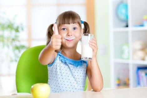 طفلة تشرب حليب