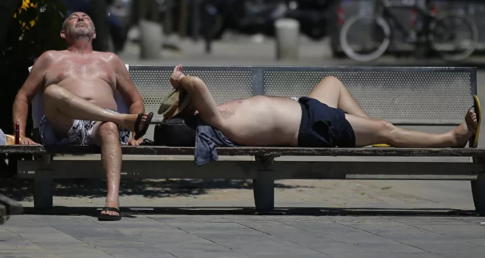 سكان برشلونة في أحد الأيام الحارة على شاطئ بارشلونيتا، حيث تم تحذير 50 محافظة حول ارتفاع الحرارة غير المعتاد في إسبانيا 13 يونيو/ حزيران 2017