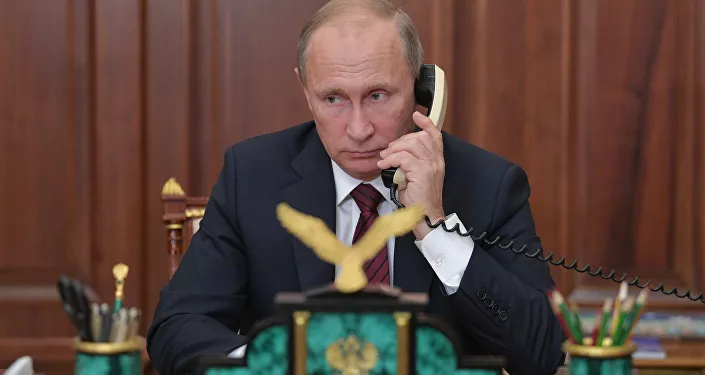 الرئيس فلاديمير بوتين يجري مكالمة هاتفية