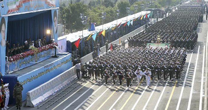 قوات الجيش الإيراني تسير في موكب بمناسبة الاحتفال بيوم الجيش الوطني أمام ضريح المؤسس الثوري الراحل آية الله الخميني، خارج طهران، إيران، اليوم الأربعاء 18 أبريل/نيسان 2018.