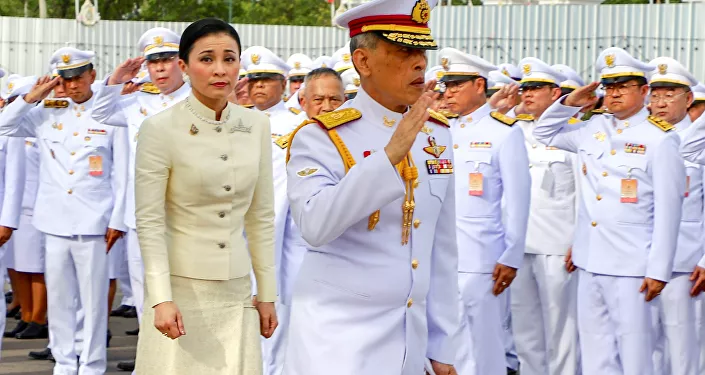ملك تايلند ماها فاجيرالونجكورن يتزوج من نائبة رئيس قسم الأمن الشخصي الخاص به سوثيدا فاجيرالونجكورن نا أياتايا