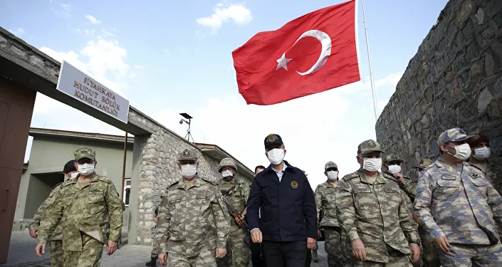 وزير الدفاع التركي، خلوصي أكار يرتدي كمامة، الحدود بين تركيا والعراق 19 يونيو 2020