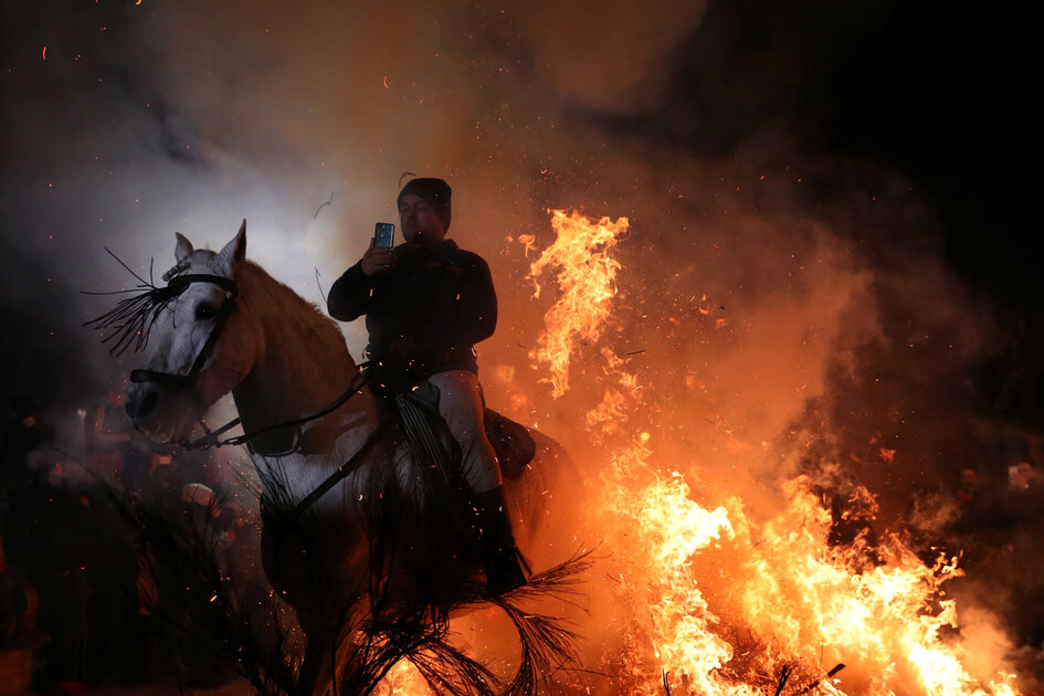 مهرجان قفز الجياد وسط النيران بإسبانيا (5)