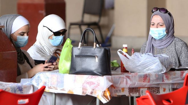 سيدات كويتيات في سوق المباركية في الكويت