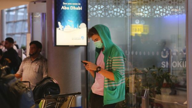 مسافر في مطار أبو ظبي الدولي