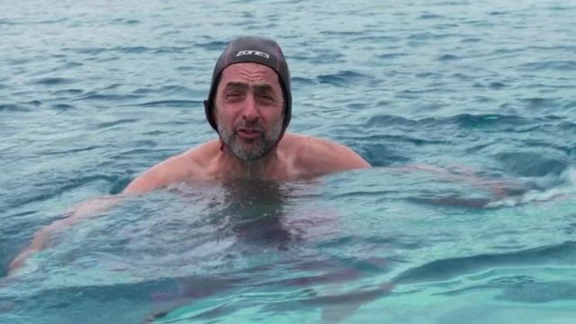 مراسل بي بي سي جاستين رولات يختبر السباحة في المياه الباردة