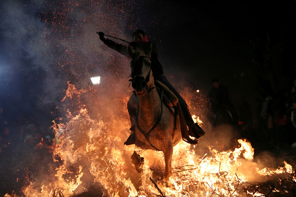 مهرجان قفز الجياد وسط النيران بإسبانيا (2)