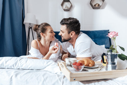 كيف تتعاملين مع زوجكِ خلال شهر العسل؟ 6 خطوات تضمن لكِ العلاقة الناجحة