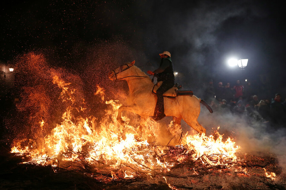 مهرجان قفز الجياد وسط النيران بإسبانيا (2)