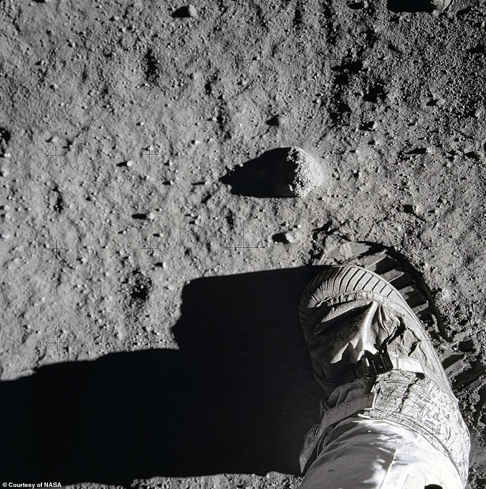 أثار أقدام أول رائد فضاء على القمر