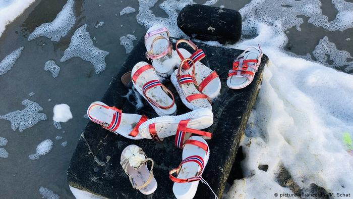 Sandals on the beach, washed ashore from MV Zoe (picture-alliance/dpa/M. Schat)