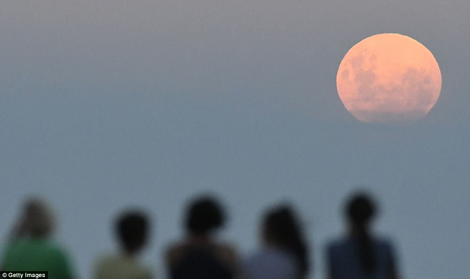 Crowds gather on the Marine Parade Beach to watch the moon rise in Napier, New Zealand just hours before the start of the rare lunar spectacle. A Super Blue Blood Moon is the result of three lunar phenomena happening all at onc