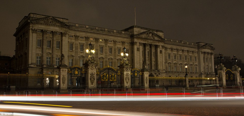 Buckingham Palace: Lights off 