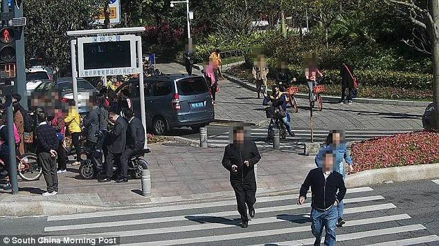 Jaywalkers in one Chinese city will soon receive an instant notification as soon as they violate the rules, thanks to a new spy scheme. Officials are looking to upgrade an existing system that uses artificial intelligence and facial recognition technology to name and shame offenders