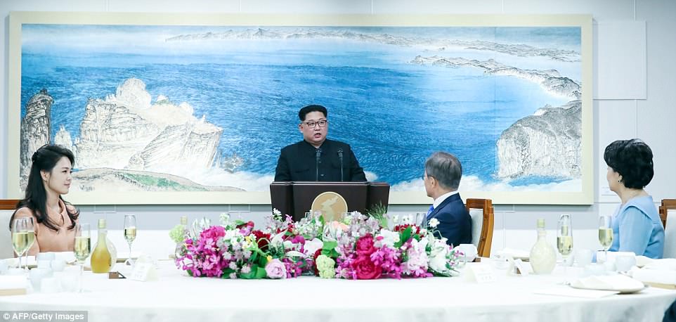 North Korea's leader Kim Jong Un (centre) speaks at the banquet as his wife Ri Sol Ju (left), South Korea's President Moon Jae-in (second from right) and his wife Kim Jung-sook (right)