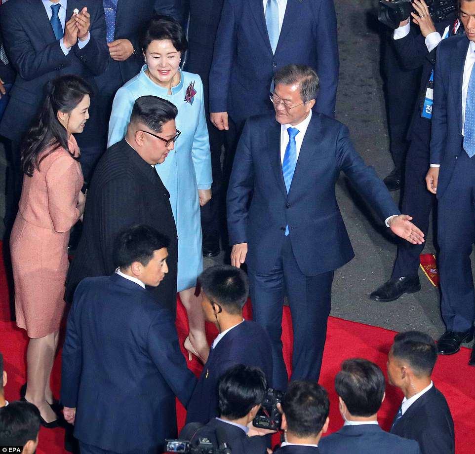 South Korean President Moon Jae-in (centre) sees off North Korean leader Kim Jong-un (second from left) as Kim returns to the North