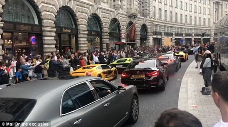 بالفيديو.. حشود وسط لندن تتجمع لمشاهدة سيارات العرب الفارهة