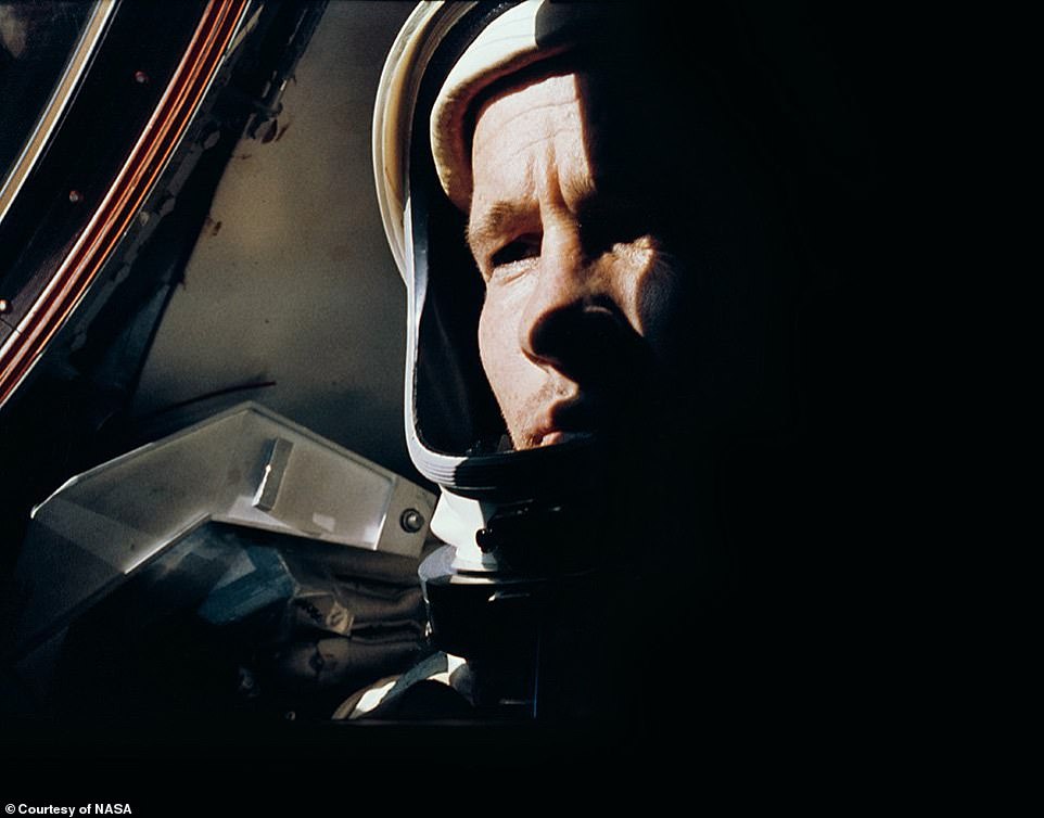 صورة لرائد الفضاء إيد وايت بمهمة جيمنى 4
