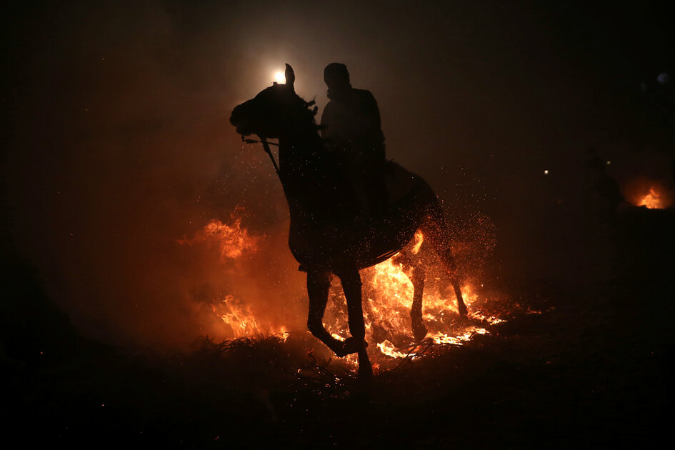 مهرجان قفز الجياد وسط النيران بإسبانيا (4)