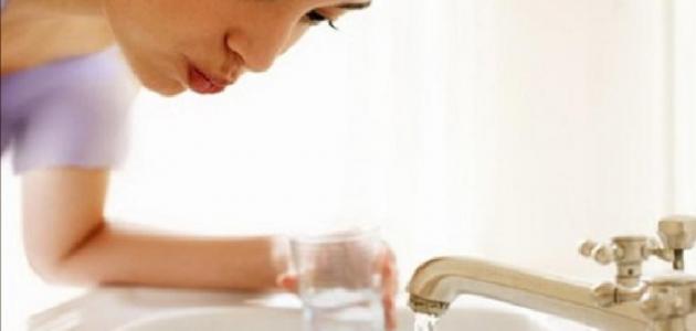فوائد الماء والملح للأسنان: فوائد مزعومة أم صحيحة علميًّا؟