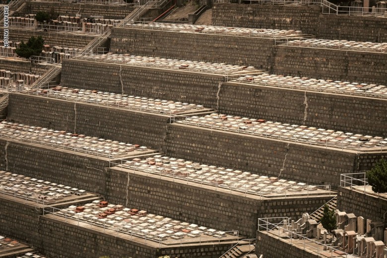 مساحة مكتظة بالموتى.. ما سر المقابر الضخمة في هونغ كونغ؟