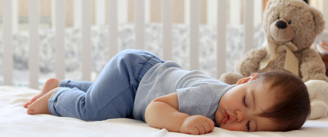 كيف يمكن تنظيم نوم الرضيع