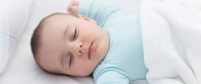 هل يجب رفع رأس الرضيع أثناء النوم؟