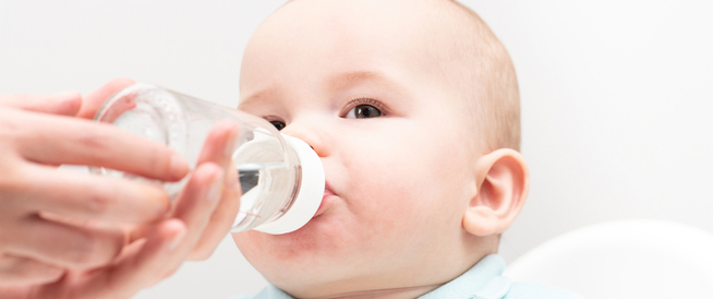 الماء والسكر لحديثي الولادة: خرافة أم حقيقة؟