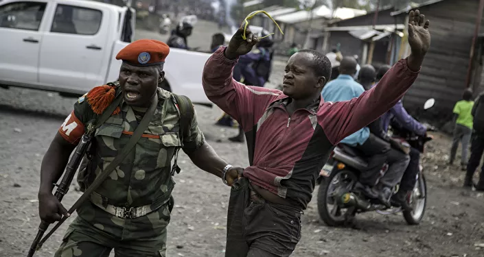 ضابط يلقي القبض على رجل حاول إغلاق الطريق بالحجارة، في حي ماجينغو في غوما، شرق جمهورية الكونغو الديمقراطية، في 19 ديسمبر/ كانون الأول عام 2016،
