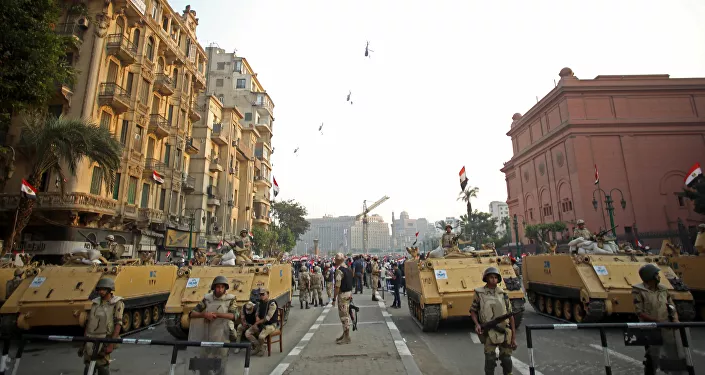 جنود الجيش المصري عند مدخل ميدان التحرير أثناء الاحتفال بذكرى 6 أكتوبر (2013)