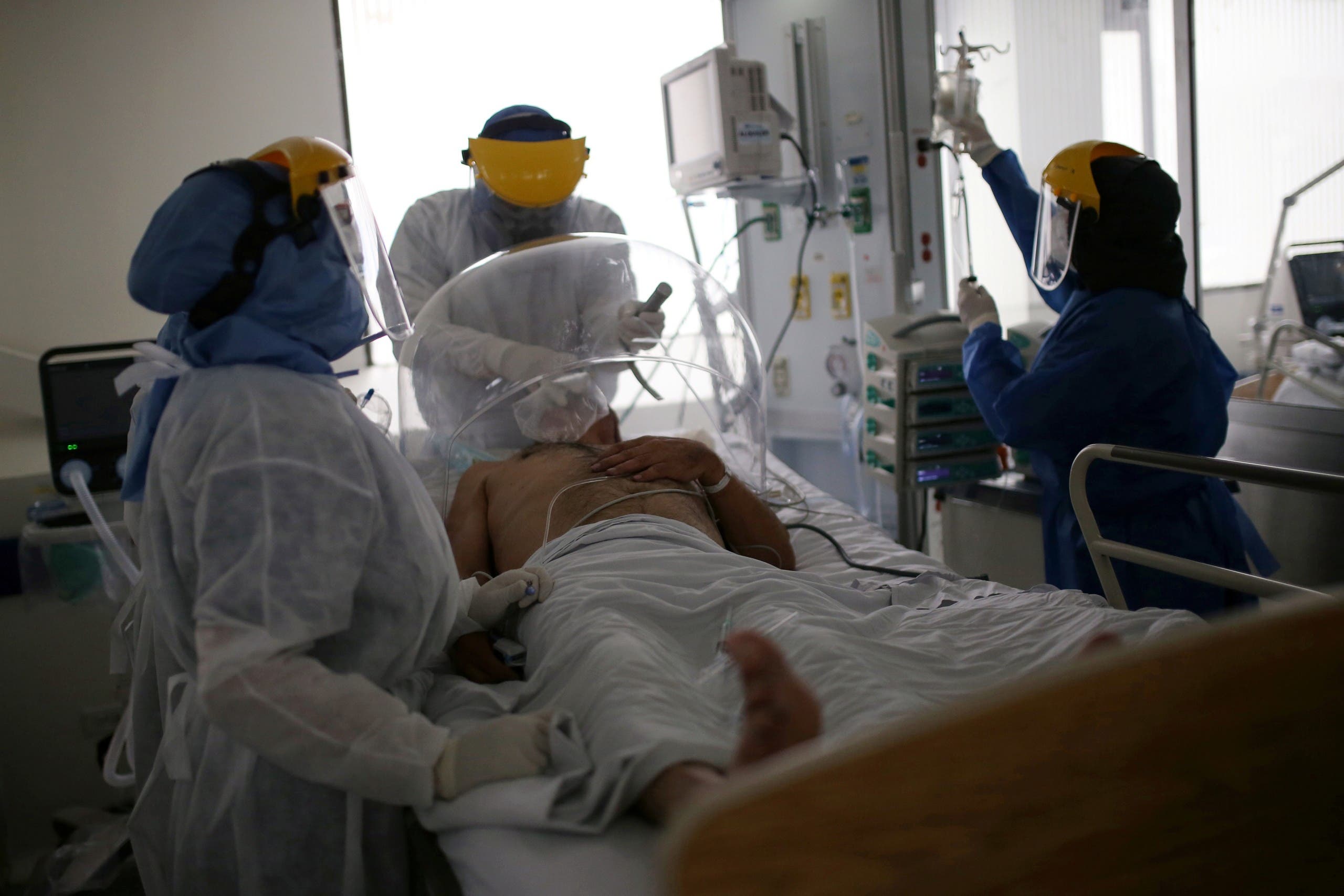 طبيب وممرضات يعتنون بمصاب بكورونا في كولومبيا