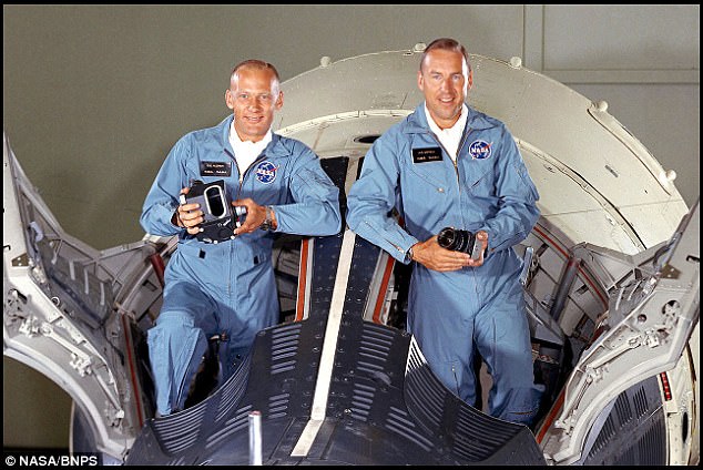  The photo, which measures 8in by 10in (20cm by 25 cm), has belonged to a collector of vintage Nasa photographs from the Gemini missions. This image, not for sale, shows Aldrin (left) and Jim Lovell before the Gemini 12 mission