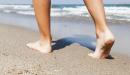 فوائد المشي على الشاطئ دون حذاء