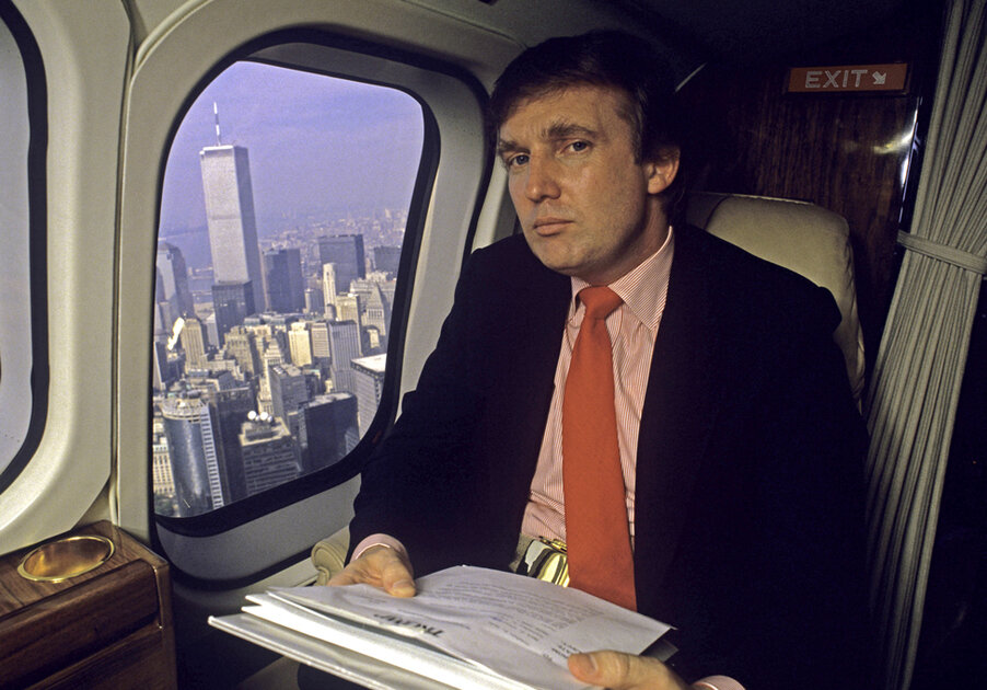 ترامب في طائرته الخاصة فوق نيويورك عام 1987