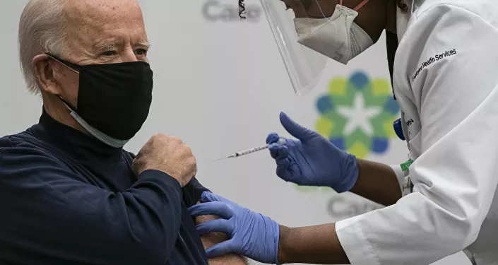 الرئيس الأمريكي المنتخب جو بايدن يتلقى لقحاً ضد فيروس كوفيد-19 من تيب مايز، كبيرة الممرضين ورئيسة الخدمات الصحية للموظفين، في حرم المركز الطبي كريستيان كير في نيويورك بولاية ديلاوير في 21 ديسمبر 2020.