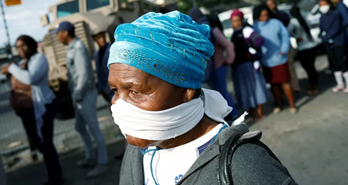 امرأة مسنة تغطي وجهها بقناع مؤقت خلال جائحة فيروس كورونا في جنوب أفريقيا