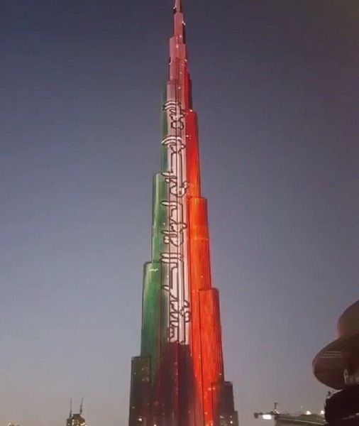 برج خليفة يكتسي بالوان علم الكويت