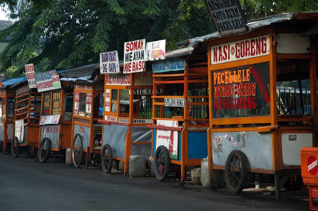 عربات الطعام في شوارع جاكرتا