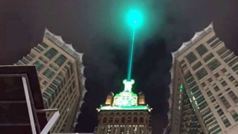 الكذبة أو الإشاعة الثالثة: برج الساعة في الحرم يُطلق ضوءاً أخضر احتفالاً بالمولد النبوي