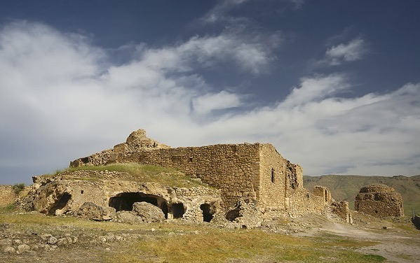 اطلال القصر القديم في بلدة حصن كيفا