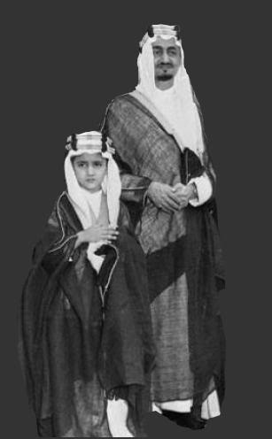 سعود الفيصل وهو صغير مع ابوه الملك فيصل رحمه الله