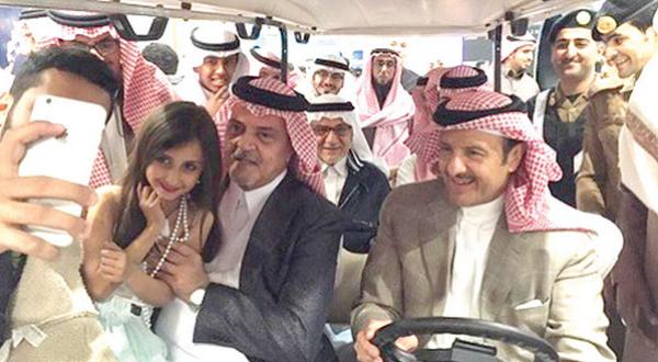 سيلفي الامير سعود الفيصل مع طفلة