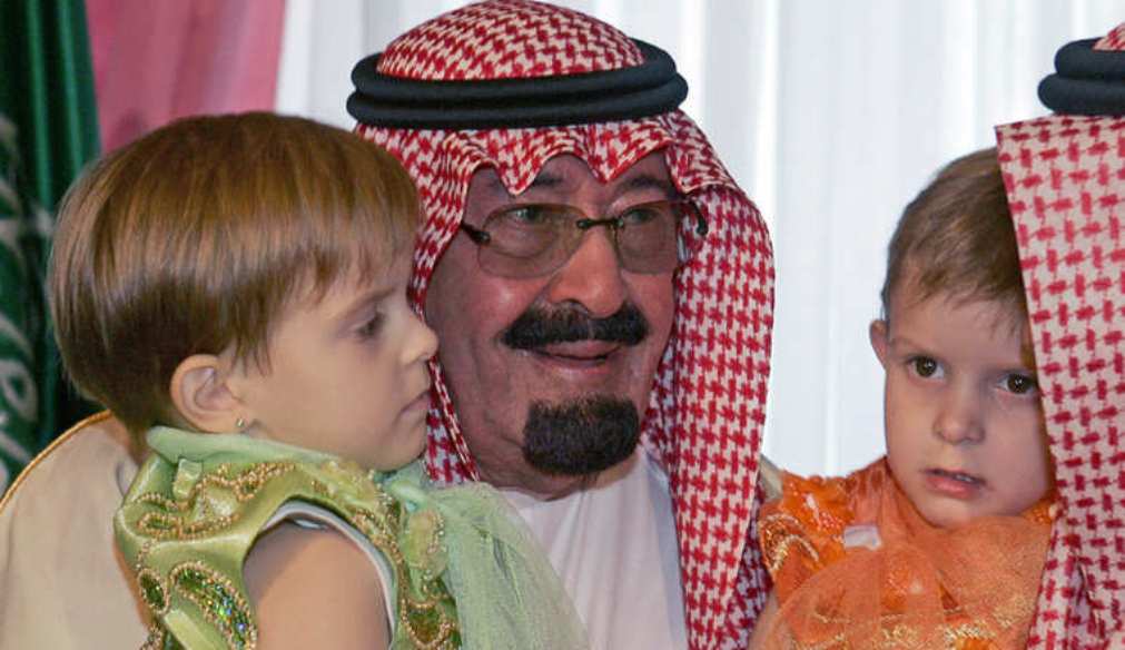 الملك عبدالله يتوسط طفلتين من بولندا
