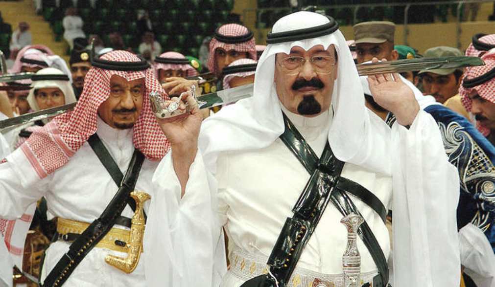 الملك عبدالله يؤدي فلكلور العرضة