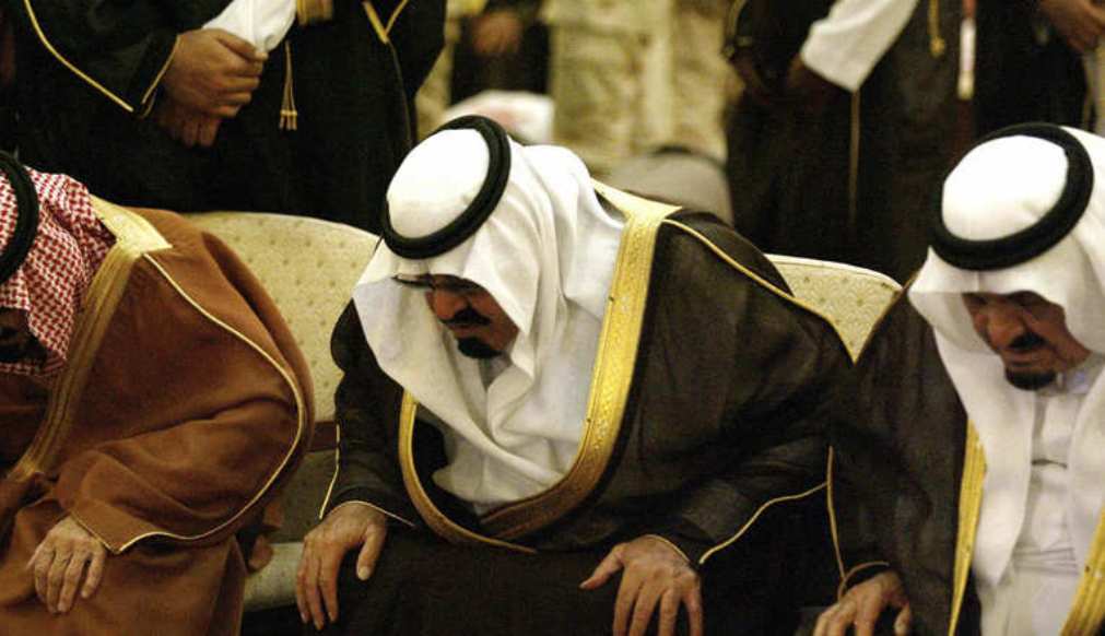 الملك عبدالله وهو يصلي