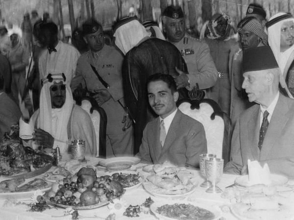 الملك سعود في مأدبة غداء أقيمت على شرف بجانب الملك حسين
