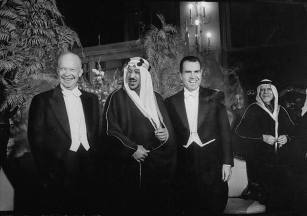 الملك سعود يتوسط الرئيس أيزنهاور ونائب الرئيس نيكسون