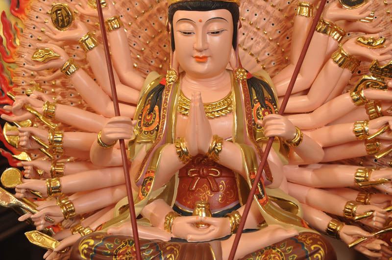 تمثال كوان يين ذو ثامانية عشر زراع